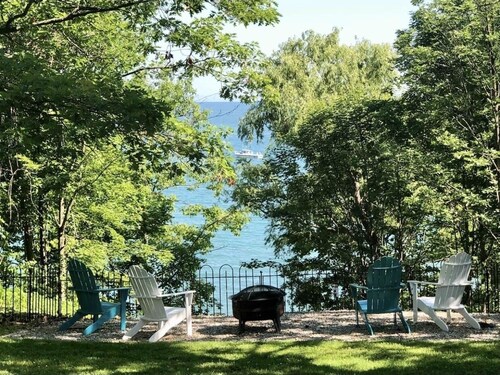 LUXURY WATERFRONT HOME w/PRIVATE BEACH w/BBQ PATIO