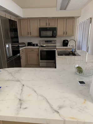 Fridge, microwave, oven, stovetop - 3/2 spacious house w/ screened in pool perfect for a BIG Family.getaway (Ocala)