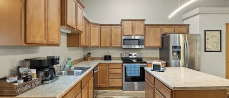 Køleskab, mikrobølgeovn, ovn, kogeplade