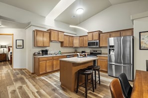 ثلاجة، ميكروويف، فرن، موقد طهي مسطح