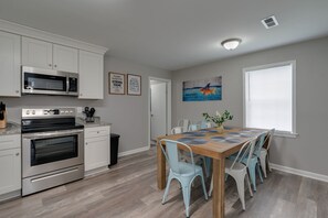 ثلاجة، ميكروويف، فرن، موقد طهي مسطح