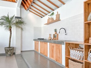 Réfrigérateur, batterie de cuisine, vaisselle et ustensiles