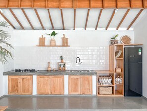 Kühlschrank, Kochgeschirr/Geschirr/Besteck, Küchenrolle, Esstisch