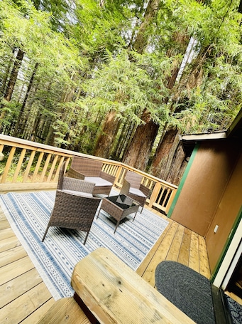 テラス / パティオ. Private and serene new home in the Redwoods of Humboldt County.
