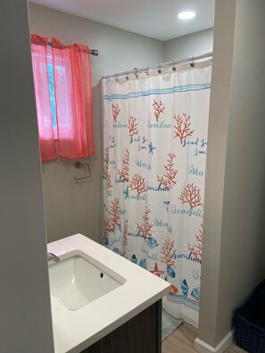 تجهيزات دش، مجففات شعر، مناشف، صابون