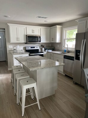 Een koelkast, een magnetron, een oven, een kookplaat