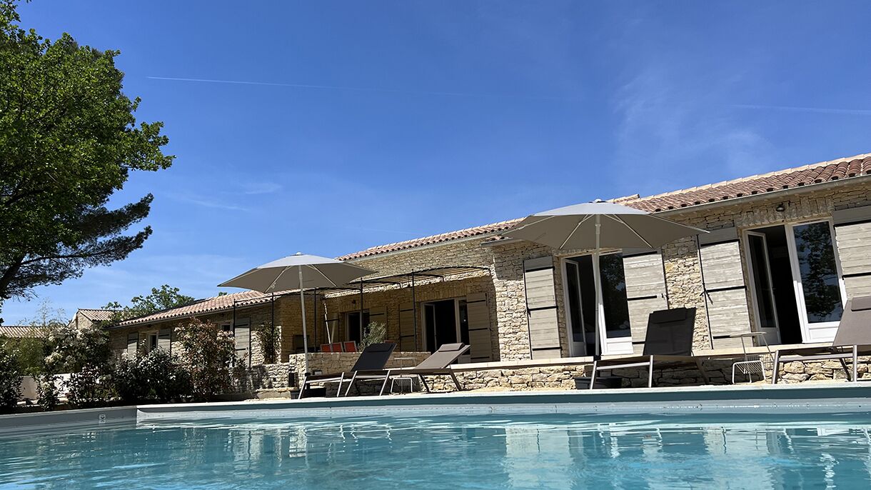 Een buitenzwembad en een verwarmd zwembad