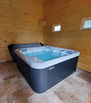 Indoor spa tub