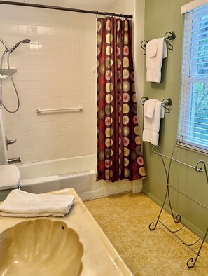 Séchoir à cheveux, serviettes fournies, savon, shampooing