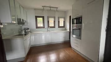 Frigorífico, microondas, horno y placa de cocina