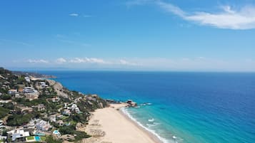 Ubicación a pie de playa, tumbonas y toallas de playa