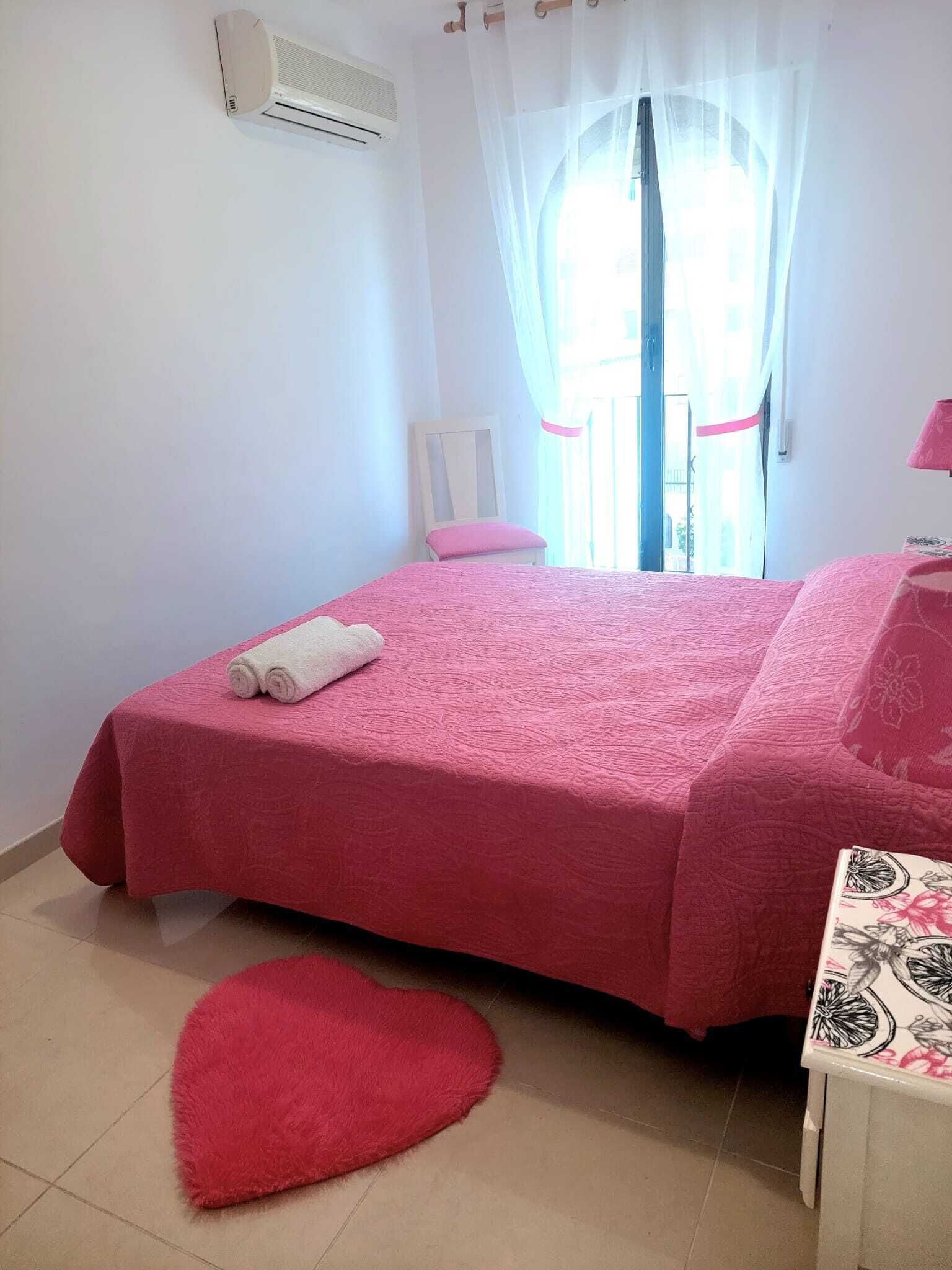 2 dormitorios, escritorio, tabla de planchar con plancha y cuna de viaje