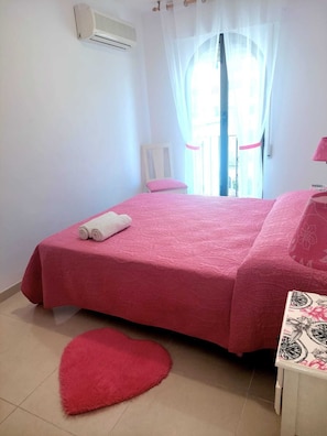 2 habitaciones, escritorio y tabla de planchar con plancha