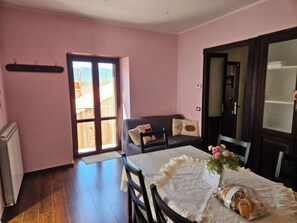 スマートテレビ、暖炉、PC モニター