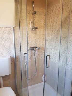 Dusj, hårføner, bidé og håndklær