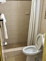 Produtos de toalete grátis, toalhas de banho, sabonete, shampoo