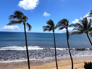 En la playa, camastros y toallas de playa 