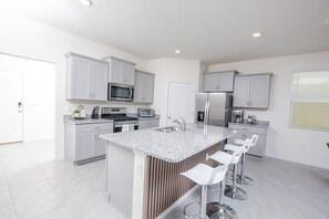 Fridge, microwave, oven, stovetop - Unforgettable Family Retreat near Disney: Soltera Resort (Davenport)