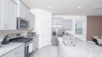 Jääkaappi, mikroaaltouuni, uuni, liesi