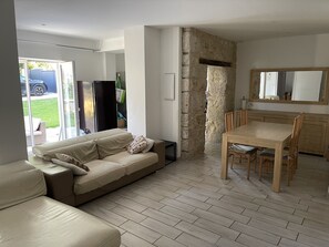 Televisie, een tafeltennistafel en boeken