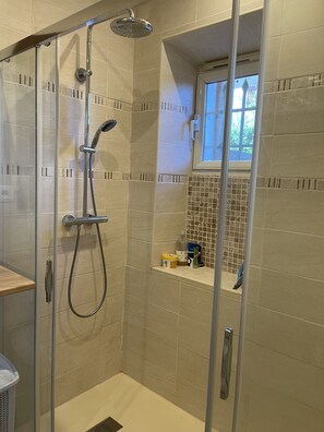 Dusche, Haartrockner, Handtücher, Toilettenpapier