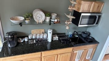 Réfrigérateur, micro-ondes, plaque de cuisson, cafetiÚre/bouilloire