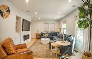 Smart TV, fireplace