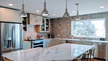 Microondas, horno, parrilla de estufa y lavavajillas