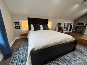 Een bureau, een strijkplank/strijkijzer, gratis wifi, beddengoed