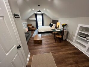 Een bureau, een strijkplank/strijkijzer, gratis wifi, beddengoed