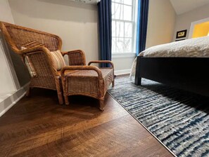 Een bureau, een strijkplank/strijkijzer, gratis wifi, beddengoed