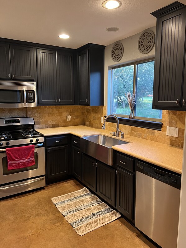 Frigorifero, microonde, forno, piano cottura