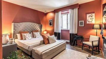 Quarto triplo luxo | Roupas de cama premium, edredons de pluma, frigobar, cofres nos quartos