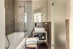 Deluxe Room | Bathroom | Eco-friendly toiletries, hair dryer, slippers, bidet - Telier Tomacelli (Rome)