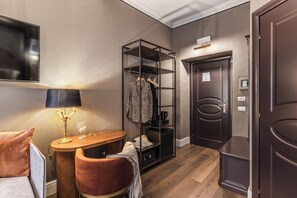 Superior Quadruple Room | Premium bedding, minibar, in-room safe, individually furnished - Telier Tomacelli (Rome)