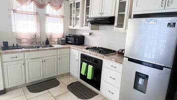 Geladeira, micro-ondas, cooktop, cafeteira/chaleira