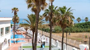 A resort with a swimming pool, palm trees, and a view of the sea. - Charming apartment near beach, sea view  REF038 (Torremolinos)