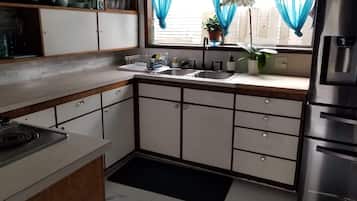 Refrigerador, horno, parrilla de estufa y cafetera y tetera