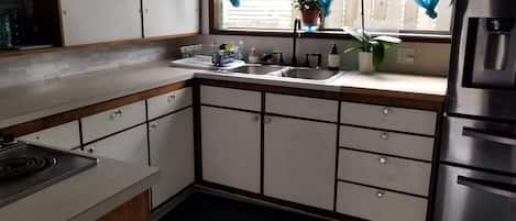 Fridge, oven, stovetop, coffee/tea maker