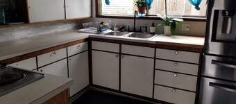 Hot Tub, Siltcoose Private Dock w/ ocean access, Cottage, w/ canoes!