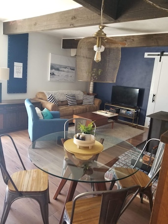 Living area. Hot Tub, Siltcoose Private Dock w/ ocean access, Cottage, w/ canoes!
