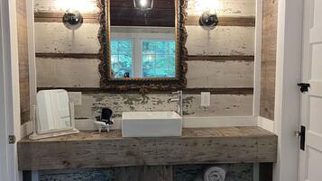 Ensemble douche/baignoire, sĂšche-cheveux, serviettes fournies