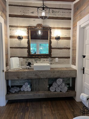 Combined shower/tub, hair dryer, towels