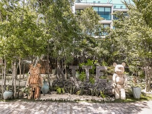 المنطقة المحيطة بالمنشأة