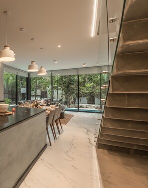 المنشأة من الداخل