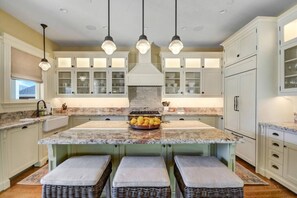 Fridge, microwave, oven, stovetop - Downtown Sonoma Yellow Farmhouse (Sonoma)