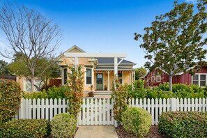 Exterior - Downtown Sonoma Yellow Farmhouse (Sonoma)