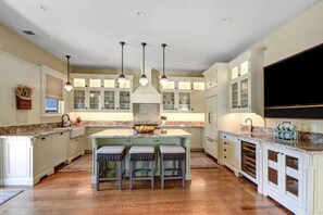 Fridge, microwave, oven, stovetop - Downtown Sonoma Yellow Farmhouse (Sonoma)