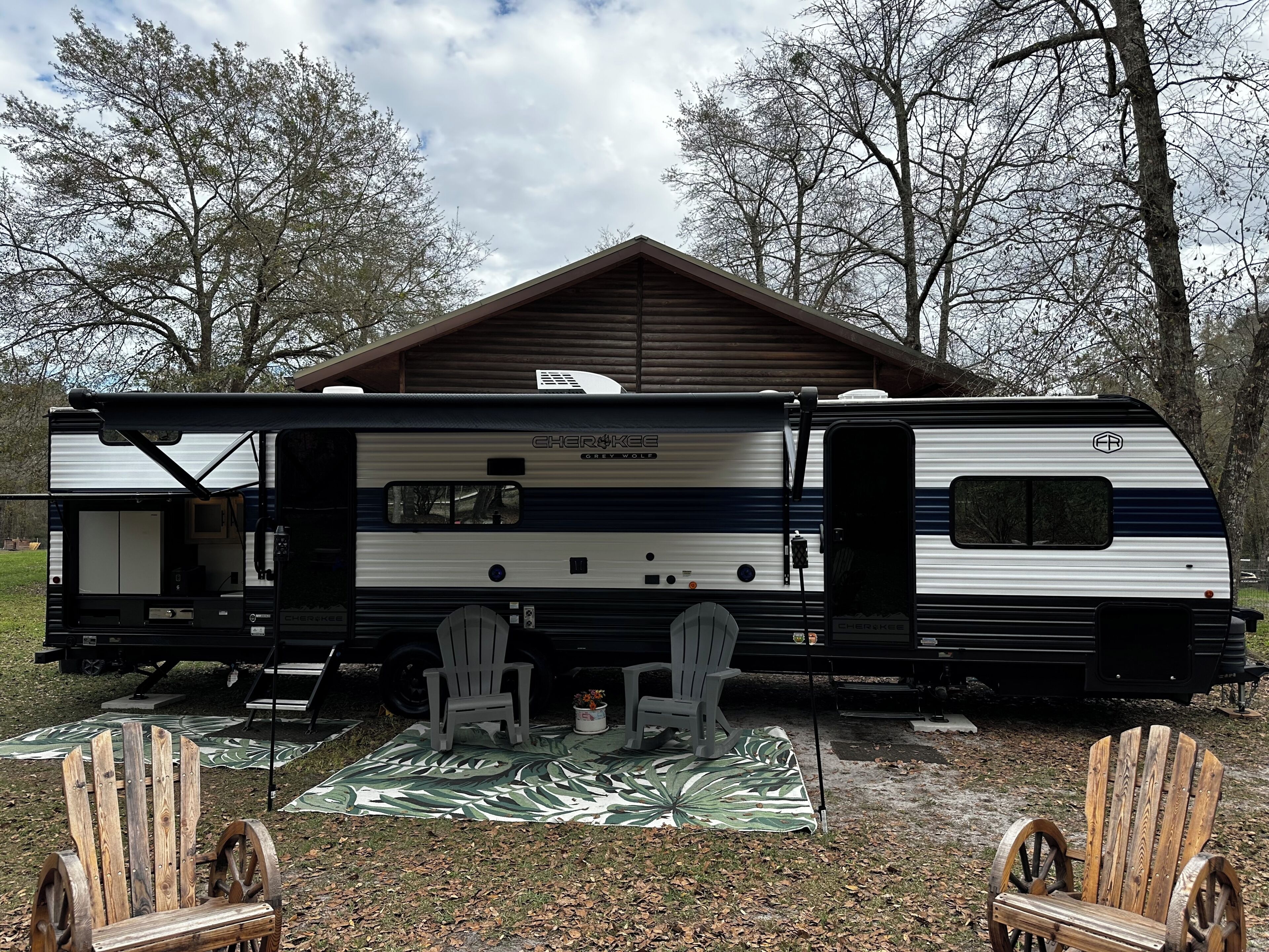 Retractable awning and outdoor kitchen