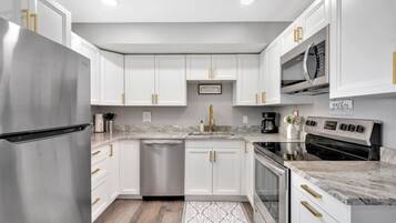 Een koelkast, een microgolfoven, een oven, een kookplaat